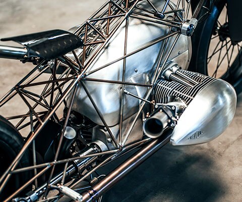 Birdcage with engine and seat