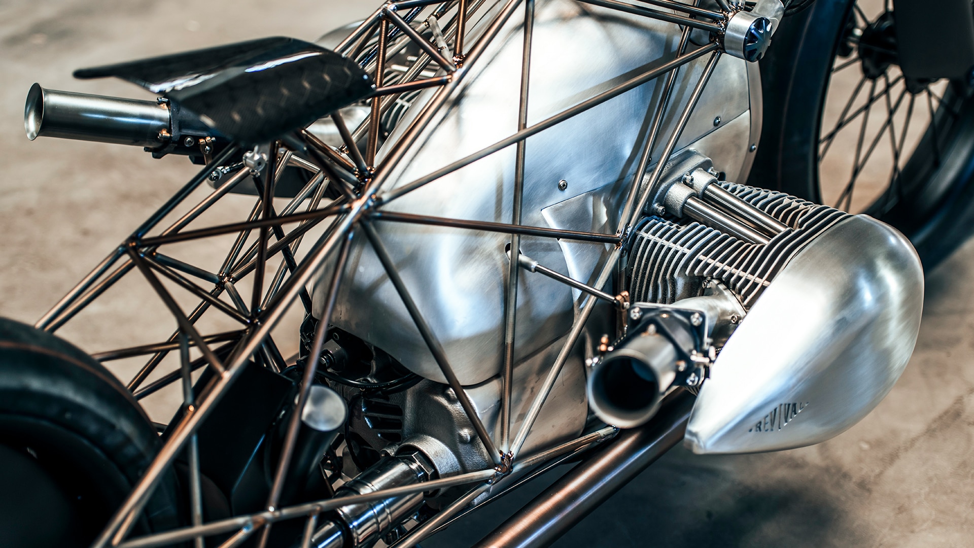 Birdcage with engine and seat