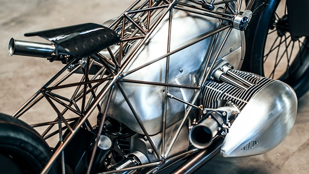 Birdcage with engine and seat