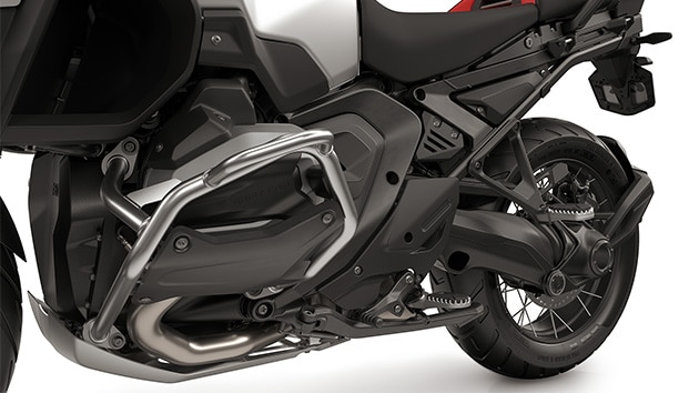 Enduro features, such as the large engine guard, folding brake lever and adjustable gearshift lever, enduro footrests incl. passenger footrest