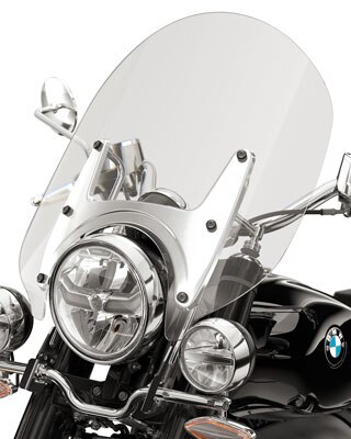 We see the windshield of the R 18 Classic.