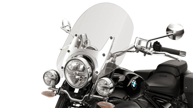 We see the windshield of the R 18 Classic.