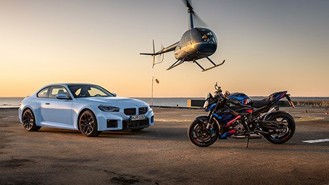 BMW M2 next to the M R