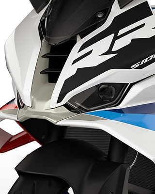 Dynamic front view and high windscreen of the S 1000 RR