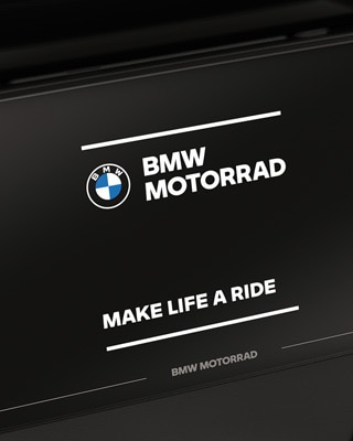 Focus on the colour display with BMW Motorrad start screen.