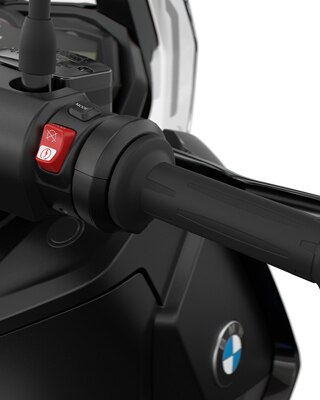 We see the throttle lever of the C 400 X.