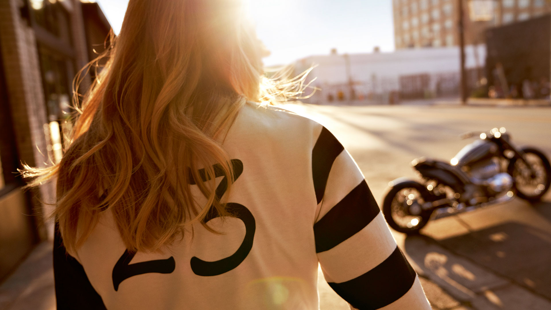 The image shows a rear view of the Boxer shirt for women.