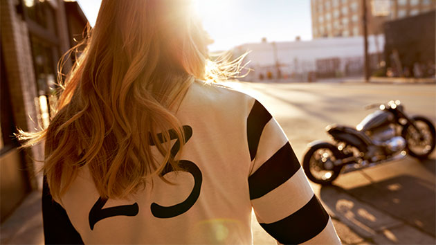 The image shows a rear view of the Boxer shirt for women.